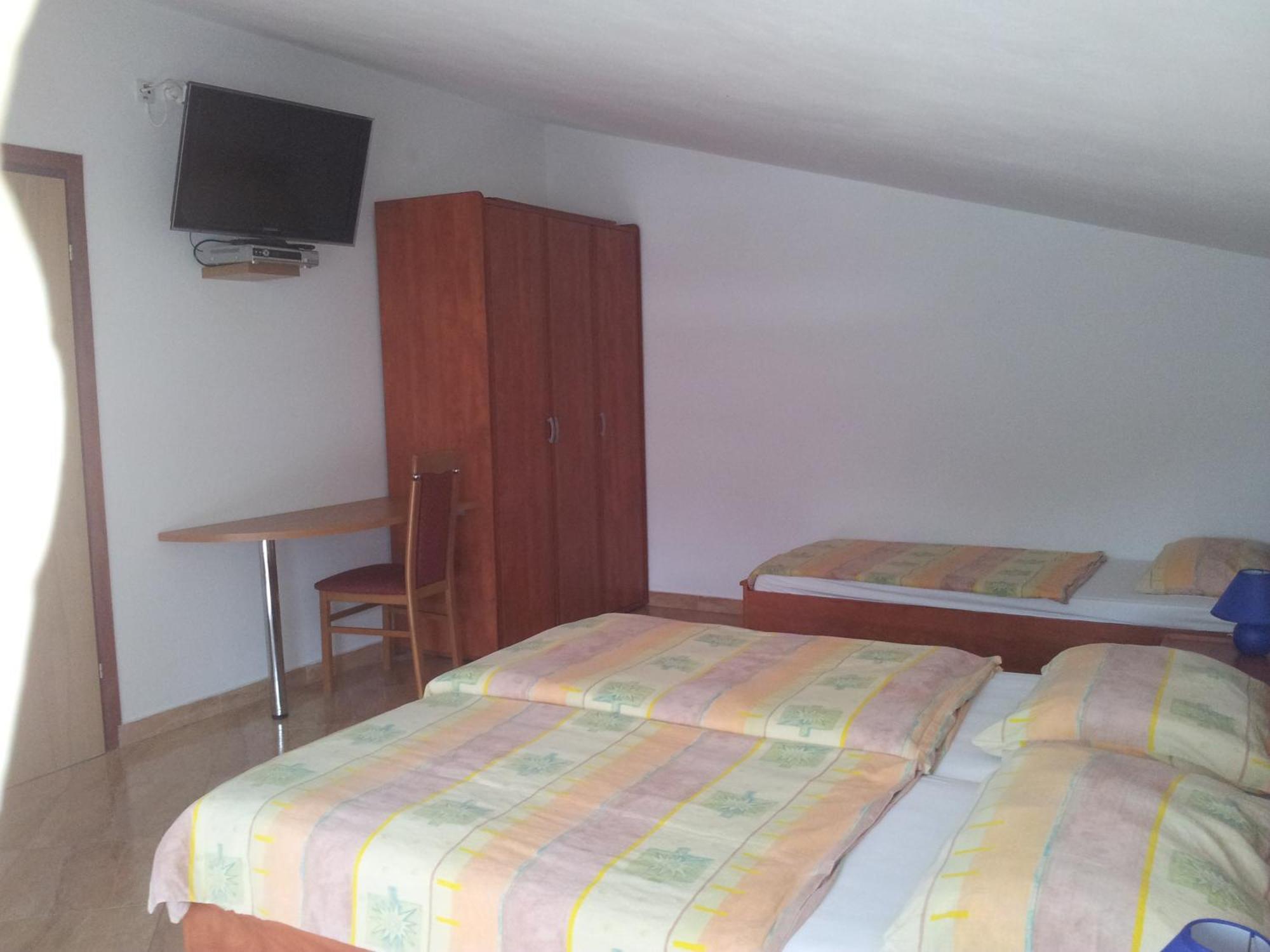 Rooms Nadia Stara Baška Quarto foto